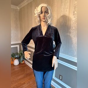 VINCE CAMUTO! Velour dressy top/black/Size-M